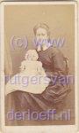 Ida Alagonda Elisabeth van Loon (1843-1923) met kind.