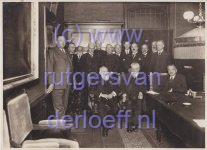 Mr v. Ouwenaller (?), reclassering. Rechtsonder Mr Paulus Adrianus Rutgers van der Loeff (1870-1949).