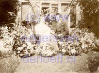 Paulus Adrianus Rutgers van der Loeff (1870-1949) en Margaretha Jacoba Vos (1878-1973) met de bloemen van hun huwelijk.