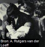Margaretha Jacoba Vos (1878-1973) met twee van haar kleinkinderen: de tweeling Frederik Jacob Hans Rutgers van der Loeff (1939-) en Romee Leonore Rutgers van der Loeff (1939-2005)