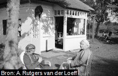 Margaretha Jacoba Vos (1878-1973) en Leonore Susanna Goemans (1876-1967) voor Klein Pax. Uit een foto album van Anna Rutgers van der Loeff (1902-1978).