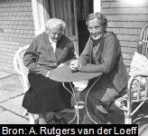 Anna Maria Elizabeth van der Bilt (1877-1965) en Margaretha Jacoba Vos (1878-1973). Uit een foto album van Anna Rutgers van der Loeff (1902-1978).
