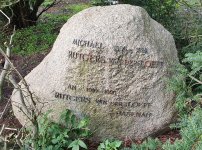 De grafsteen van Michael Rutgers van der Loeff (1905-1982) en Annie Maria Margaretha Basenau (1910-1990) op Begraafplaats "Nieuw-Valkeveen" te Naarden.