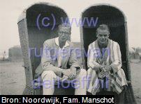 Zandvoort 1933: Willem Arnold Manschot (1915-2010) met onbekende in strandstoelen.