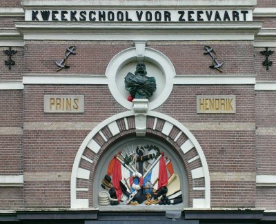 Buste van Prins Hendrik de Zeevaarder boven de ingang van de Kweekschool voor Zeevaart