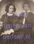 Romelia van der Tuuk (1813-1886) met links haar zoon Manta Rutgers van der Loeff (1848-1889) en rechts haar zoon Abraham Rutgers van der Loeff (1839-1886).