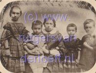 V.l.n.r. Ellegonda Duranda Rutgers van der Loeff (1850-1935), Johannes Rutgers van der Loeff (1855-1889), Wobbina Brechtina van der Tuuk (1821-1910), Romelia Rutgers van der Loeff (1854-1934) en Wijnand Rutgers van der Loeff (1851-1921).