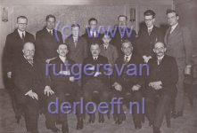 De mannelijke Rutgers van der Loeven t.g.v. 100-jarige bruiloft van aartsvader Abraham, 2 Februari 1935. Staand vlnr: Pieter Jan Rutgers van der Loeff (1909-1988), Arius Rutgers van der Loeff (1885-1969), Manta Rutgers van der Loeff (1920-2008), Michael Rutgers van der Loeff (1905-1982), Manta Meijndert Rutgers van der Loeff (1922-2007), Manta Rutgers van der Loeff (1881-1971), Hendrik Abraham Rutgers van der Loeff (1908-1993), Johan Diederik Rutgers van der Loeff (1904-1949). Zittend: Abraham Rutgers van der Loeff (1876-1962), Jan Bertram Rutgers van der Loeff (1890-1964), Paulus Adrianus Rutgers van der Loeff (1870-1949), Nicolaüs Rutgers van der Loeff (1874-1939), Johan Diederik Rutgers van der Loeff (1874-1945).