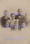 Kinderen van Romelia Rutgers van der Loeff (1854-1934) en Hubert Philippus de Kanter (1844-1906). Staand v.l.n.r.: Hubert Philippus de Kanter (1881-1951) ("Huib"), Johanna Alida de Kanter (1880-1946) ("Aleida"), Abraham de Kanter (1878-1953) ("Bram") en Jacobus de Kanter (1882-1911) ("Jaap"). Zittend v.l.n.r. Romelia Ellegonda Duranda de Kanter (1886-1964), Benjamin Willem de Kanter (1884-1948) en Johannes de Kanter (1887-1951) ("Hans").