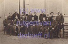 Cornelia Ebellina Cleveringa (1817-1897) met haar kinderen en aangetrouwde kinderen. Zittend v.l.n.r.: Abraham van der Loeff (1842-1913), Ida Alagonda Elisabeth van Loon (1843-1923), Rudolph Ebels van der Loeff (1841-1892), Cornelia Ebelina Cleveringa (1817-1897), Jacobijna Henrietta Schim van der Loeff (1850-1921) en Cornelis Ebels van der Loeff (1858-1896). Staand v.l.n.r.: Gizelina Margaretha van der Loeff (1843-1909), Michael Rutgers van der Loeff (1840-1899), Emelie Pauline Schäftlein (1861-1916), Jan Berend van Delden (1849-1932), Catharina Gezelina van der Loeff (1856-1904), Willem Johannes Philippus van Waning (1844-1915), Matthias Jacobus van der Loeff (1845-1901), Ida Margaretha Wijnanda van der Loeff (1852-1894) en Jan Albertus van der Loeff (1854-1920).