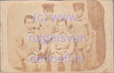 Vier zoons van Ds. Abraham Rutgers van der Loeff (1808-1885) en Romelia van der Tuuk (1813-1886). Zittend links Theodoor Rutgers van der Loeff (1846-1917). Zittend rechts Jan Bertram Rutgers van der Loeff (1849-1923). Staand links Markus Rutgers van der Loeff (1847-1897). Staand rechts vermoedelijk Manta Rutgers van der Loeff (1848-1889) (misschien Wijnand Rutgers van der Loeff (1851-1921).