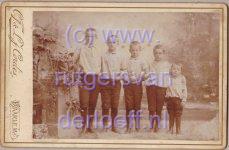 Zonen van Romelia Rutgers van der Loeff (1854-1934) en Hubert Philippus de Kanter (1844-1906). V.l.n.r.: Abraham de Kanter (1878-1953), Hubert Philippus de Kanter (1881-1951), Jacobus de Kanter (1882-1911), Benjamin Willem de Kanter (1884-1948) en Johannes de Kanter (1887-1951).