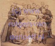 Foto uit ca. 1865. Boven staand v.l.n.r. Rudolph Ebels van der Loeff (1841-1892), Matthias Jacobus van der Loeff (1845-1901), Johanna Dorothea van der Loeff (1839-1876), Manuel van der Loeff (1847-1908), Ida Margaretha Wijnanda van der Loeff (1852-1894), Abraham van der Loeff (1842-1913), Paul Adriaan van der Loeff (1849-1904). Daaronder Gizelina Margaretha van der Loeff (1843-1909), Cornelia Ebellina Cleveringa (1817-1897), Catharina Gezelina van der Loeff (1856-1904), Paulus Adrianus van der Loeff (1811-1866). Vooraan: Cornelis Ebels van der Loeff (1858-1896) en Jan Albertus van der Loeff (1854-1920).