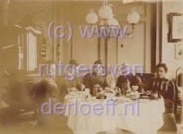 V.l.n.r.: Nannie Fledderus (?), Abraham Rutgers van der Loeff (1882-1961), Cornelia Ebelina Rutgers van der Loeff (1873-1937), Gezelina Margaretha van der Loeff (1843-1909) en Suzanna Maria Rutgers van der Loeff (1876-1953).