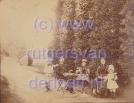 Matthias Jacobus van der Loeff (1845-1901) en Jacobijna Henrietta Schim van der Loeff (1850-1921) met hun kinderen Paulina Adriana van der Loeff (1875-1930), Jacob Henri van der Loeff (1878-1928) en Catharina Suzanna Maria Gezelina van der Loeff (1882-1951).