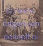 Foto uit ca. 1865. Boven staand v.l.n.r. Rudolph Ebels van der Loeff (1841-1892), Matthias Jacobus van der Loeff (1845-1901), Johanna Dorothea van der Loeff (1839-1876), Manuel van der Loeff (1847-1907), Ida Margaretha Wijnanda van der Loeff (1852-1894), Abraham van der Loeff (1842-1913), Paul Adriaan van der Loeff (1849-1904). Daaronder Gezelina Margaretha van der Loeff (1843-1909), Cornelia Ebellina Cleveringa (1817-1897), Catharina Gezelina van der Loeff (1856-1904), Paulus Adrianus van der Loeff (1811-1866). Vooraan: Cornelis Ebels van der Loeff (1858-1896) en Jan Albertus van der Loeff (1854-1920).