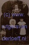 Leonardus Offerhaus (1868-1952) en Helena Geertruida Cleveringa (1872-1932) met dochters Petronella Offerhaus (1896-1978) en Zwaantina Wolkoba Offerhaus (1898-1964). Bijschrift: Oom en Tante Offerhaus-Cleveringa, 2e plaats in Friesland Blija, met dochters Nel en Tine.