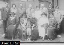 Familiefoto (genomen ca. 1924) van de tak Manta. Achter vlnr: Manta Zaaijer (1908-1936), Maria Elisabeth Adriana Zaaijer (1905-1966), Nicolaüs Rutgers van der Loeff (1874-1939), Abraham Rutgers van der Loeff (1876-1962), Germaine Rulf (1904-1944), Manta Rutgers van der Loeff (1881-1971), Arius Rutgers van der Loeff (1885-1969), René Rulf (1909-1982). Voor vlnr: Catharina Elisabeth Rutgers van der Loeff (1877-1958), Romelia Rutgers van der Loeff (1882-1943), moeder Maria Elisabeth Adriana Fockema (1852-1935), Frieda Mielziner (1877-1948), Clasina Anna van der Sijp (1893-1983). Vooraan Manta Meijndert Rutgers van der Loeff (1922-2007).