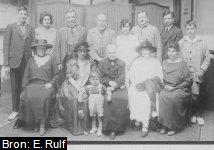 Familiefoto (genomen ca. 1924) van de tak Manta.  Achter vlnr: Manta Zaaijer (1908-1936), Maria Elisabeth Adriana Zaaijer (1905-1966), Nicolaüs Rutgers van der Loeff (1874-1939), Abraham Rutgers van der Loeff (1876-1962), Germaine Rulf (1904-1944), Manta Rutgers van der Loeff (1881-1971), Arius Rutgers van der Loeff (1885-1969), René Rulf (1909-1982).  Voor vlnr: Catharina Elisabeth Rutgers van der Loeff (1877-1958), Romelia Rutgers van der Loeff (1882-1943), moeder Maria Elisabeth Adriana Fockema (1852-1935), Frieda Mielziner (1877-1948), Clasina Anna van der Sijp (1893-1983).  Vooraan Manta Meijndert Rutgers van der Loeff (1922-2007).