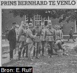Prins Berhard bij zijn bezoek aan het garnizoen te Venlo. Naast de prins rechts de garnizoenscommandant, kolonel Manta Rutgers van der Loeff (1881-1971).