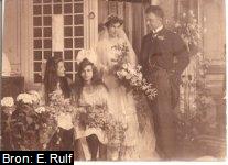 Huwelijksfoto Arius Rutgers van der Loeff (1885-1969) en Clasina Anna van der Sijp (1893-1983) met bruidsmeisjes v.l.n.r. Maria Elisabeth Adriana Zaaijer (1905-1966) en Germaine Rulf (1904-1944).