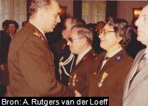 Caroline Catherine Rutgers van der Loeff (1932-2003) bij uitreiking eremedaille.