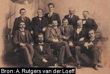 Foto van het Gron.Stud.Gezelschap Theater Spriet, opgericht om voorstellingen te geven tijdens de schorsing als lid van "De Harmonie". In het midden zit P.Hofstede de Groot, aan zijn voeten met baardje zit van Calcar, boven van Calcar staat van Vierssen Trip, later vice-president van de rechtbank in Rotterdam, schrijver van "De Gelaarsde Kat", aan diens rechter hand Paulus Adrianus Rutgers van der Loeff (1870-1949).