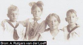 Van links naar rechts Rolph Ernst Basenau (1913-1945), Annie Maria Margaretha Basenau (1910-1990), Leonore Susanna Goemans (1876-1967) en Frederik Hans Basenau (1911-1939).
