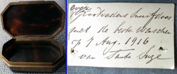 Snuifdoos, waarschijnlijk van Abraham Rutgers van der Loeff (1808-1885), met bijgesloten kaartje "Overgrootvaders snuifdoos met de beste wenschen op 7 Aug 1916 van Tante Suze". Tante Suze is hoogstwaarschijnlijk Suzanna Maria Rutgers van der Loeff (1876-1953).