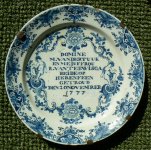 Het huwelijksbord van Marcus van der Tuuk (1744-1814) en Romkjen van Terwisga (1754-1798). Tekst: Domine M. van der Tuuk en mejuffrou R. van Terwisga beide op Herenfeen getrouwd den 20 Novemrer 1777.