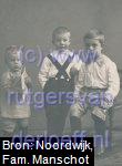 De drie broers Willem Arnold Manschot (1915-2010), Roelof Manschot (1913-1998) en Jacobus Johannes Manschot (1911-2004). 3 September 1916.
