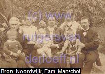 Familiefoto gezin Manschot, 1916. Van links naar rechts: Roelof Manschot (1913-1998), Johanna van der Burg (1856-1942), Hendrik Jan Manschot (1907-1994), Willem Arnold Manschot (1915-2010), Sophia Johanna Hogeweg (1880-1948), Johanna Manschot (1905-1991), Jacobus Johannes Manschot (1911-2004) en Gerrit Willem Manschot (1878-1964).