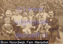 Familiefoto gezin Manschot, 1916. Van links naar rechts: Roelof Manschot (1913-1998), Johanna van der Burg (1856-1942), Hendrik Jan Manschot (1907-1994), Willem Arnold Manschot (1915-2010), Sophia Johanna Hogeweg (1880-1948), Johanna Manschot (1905-1991), Johannes Jacobus Manschot (1911-2004) en Gerrit Willem Manschot (1878-1964).