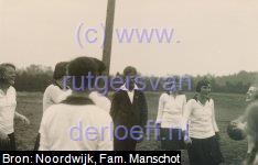 Willem Arnold Manschot (1915-2010) als scheidsrechter bij het korfbal. S.G.O.C. veld, 1930. „Lachen is gezond!”