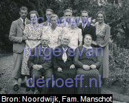 Foto van familie Manschot, zomer 1938. Staand van links naar rechts: Roelof Manschot (1913-1998) met Melia Françoise Margaretha van der Meij (1912-2004), Jacobus Johannes Manschot (1911-2004) met Minke Mansholt (1911-2008), Willem Arnold Manschot (1915-2010) met Wilhelmina Gertrude Leupen (1913-2003), Hendrik Jan Manschot (1907-1994) met Lien Klaasesz (1906-1993). Zittend Gerrit Willem Manschot (1878-1964), Johanna van der Burg (1856-1942) en Sophia Johanna Hogeweg (1880-1948).