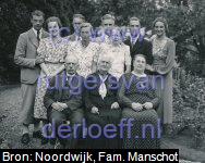 Foto van familie Manschot, zomer 1938. Staand van links naar rechts: Roelof Manschot (1913-1998) met Melia Françoise Margaretha van der Meij (1912-2004), Johannes Jacobus Manschot (1911-2004) met Minke Mansholt (1911-2008), Willem Arnold Manschot (1915-2010) met Wilhelmina Gertrude Leupen (1913-2003), Hendrik Jan Manschot (1907-1994) met Lien Klaasesz (1906-1993). Zittend Gerrit Willem Manschot (1878-1964), Johanna van der Burg (1856-1942) en Sophia Johanna Hogeweg (1880-1948).