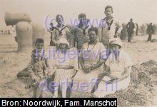 Strandfoto Scheveningen, ca. 1922. Staand van links naar rechts: Jacobus Johannes Manschot (1911-2004), Roelof Manschot (1913-1998) en onbekend vriendje. Zittend: Willem Arnold Manschot (1915-2010), Hendrik Jan Manschot (1907-1994), Johanna Manschot (1905-1991), Sophia Johanna Hogeweg (1880-1948) en (onbekend).