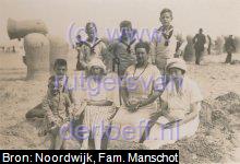 Strandfoto Scheveningen, ca. 1922. Staand van links naar rechts: Johannes Jacobus Manschot (1911-2004), Roelof Manschot (1913-1998) en onbekend vriendje. Zittend: Willem Arnold Manschot (1915-2010), Hendrik Jan Manschot (1907-1994), Johanna Manschot (1905-1991), Sophia Johanna Hogeweg (1880-1948) en (onbekend).