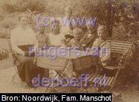 Gezin Manschot, ca. 1920. V.l.n.r. Sophia Johanna Hogeweg (1880-1948), Roelof Manschot (1913-1998), Johanna Manschot (1905-1991), Hendrik Jan Manschot (1907-1994), Willem Arnold Manschot (1915-2010), Gerrit Willem Manschot (1878-1964) en Johannes Jacobus Manschot (1911-2004).