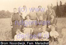 V.l.n.r. (eerst staand, dan zittend, dan liggend): Tante Fina (?), Egbert Willem Frederik Postel (1873-1944), Frans Leonard Postel (1908-1993), Tante Mina Beukenhorst (?), Sophia Johanna Hogeweg (1880-1948), ??, ??, ??, Anna Gesiena Tenkink (1850-1930), Johanna Geertruid Manschot (1879-1944), ??, Jacobus Johannes Manschot (1911-2004), Hendrik Johan Gerard Postel (1915-1994). Groepsfoto Manschot & Postel, ca. 1925.