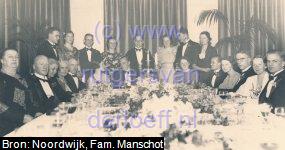 Verlovingsdiner Willem Arnold Manschot (1915-2010) en Wilhelmina Gertrude Leupen (1913-2003), 13 Febr. 1937. Zittend v.l.n.r. Sophia Johanna Hogeweg (1880-1948), Dirk Leupen (1882-1964), Mary Anne Twiss (1884-1961), Wilhelmina Gertrude Twiss (1882-1952), Gerrit Willem Manschot (1878-1964), Molly Kehrer, Frits Went, Cornelia Louiza Beukenhorst (1912-?), Felix Ferdinand Leupen (1908-1959), Els Meijer Ranneft, Jacobus Johannes Manschot (1911-2004), Wilhelmina Gertrude Leupen (1913-2003), Willem Arnold Manschot (1915-2010). Staand v.l.n.r. Herbert Johannes Siegfried Elink Schuurman (1910-1979), Cor de Jong, Arris Vorster, Miriam Elink Schuurman, Wim Both, Melia Françoise Margaretha van der Meij (1912-2004), Roelof Manschot (1913-1998), Elisabeth Leupen (1909-2009).