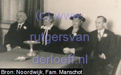 De vier getuigen van het huwelijk van Willem Arnold Manschot (1915-2010) en Wilhelmina Gertrude Leupen (1913-2003). V.l.n.r. Hendrik Louis Beukenhorst (1878-1944), Mary Anne Twiss (1884-1961), Hermina Johanna Manschot (1882-1964) en Felix Ferdinand Leupen (1908-1959).