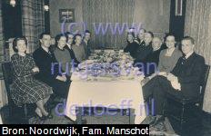 V.l.n.r. Melia Françoise Margaretha van der Meij (1912-2004), Hendrik Jan Manschot (1907-1994), Johanna Manschot (1905-1991), Johannes Jacobus Manschot (1911-2004), Wilhelmina Gertrude Leupen (1913-2003), Roelof Manschot (1913-1998), Minke Mansholt (1911-2008), Eduard Gustaaf Hoefer (1904-?), Sophia Johanna Hogeweg (1880-1948), Gerrit Willem Manschot (1878-1964), Lien Klaasesz (1906-1993) en Willem Arnold Manschot (1915-2010). Begin december 1946 in Apeldoorn.