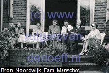 Bussum, 16 Juni 1951. V.l.n.r. Mary Anne Twiss (1884-1961), Wilhelmina Gertrude Twiss (1882-1952), Elisabeth Leupen (1909-2009), Wilhelmina Gertrude Leupen (1913-2003), Herbert Johannes Siegfried Elink Schuurman (1910-1979), Dirk Leupen (1882-1964) en Maria Wilhelmina Johanna Lurasco (1905-2000).