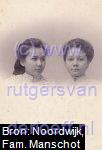 V.l.n.r. Pauline Martha Twiss (1886-1947) en Mary Anne Twiss (1884-1961)