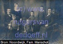 Familie Manschot 1916-1917. V.l.n.r. (waarschijnlijk) Gerrit Willem Manschot (1878-1964), Jacobus Johannes Manschot (1911-2004), Johanna Manschot (1905-1991), Willem Arnold Manschot (1915-2010), Roelof Manschot (1913-1998), Hendrik Jan Manschot (1907-1994), Sophia Johanna Hogeweg (1880-1948)