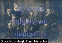 Familie Manschot 1916-1917. V.l.n.r. (waarschijnlijk) Gerrit Willem Manschot (1878-1964), Johannes Jacobus Manschot (1911-2004), Johanna Manschot (1905-1991), Willem Arnold Manschot (1915-2010), Roelof Manschot (1913-1998), Hendrik Jan Manschot (1907-1994), Sophia Johanna Hogeweg (1880-1948)