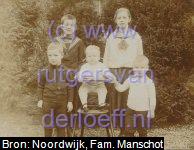 Kinderen Manschot 1915. V.l.n.r. (waarschijnlijk) Johannes Jacobus Manschot (1911-2004), Hendrik Jan Manschot (1907-1994), Willem Arnold Manschot (1915-2010), Johanna Manschot (1905-1991) en Roelof Manschot (1913-1998)