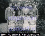 Vier broers met hun verloofden, zomer 1938. Van links naar rechts: Roelof Manschot (1913-1998) met Melia Françoise Margaretha van der Meij (1912-2004), Hendrik Jan Manschot (1907-1994) met Lien Klaasesz (1906-1993), Willem Arnold Manschot (1915-2010) met Wilhelmina Gertrude Leupen (1913-2003), Jacobus Johannes Manschot (1911-2004) met Minke Mansholt (1911-2008).