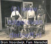 Drie generaties Leupen, De Steeg Aug 1924. V.l.n.r. Elisabeth Leupen (1909-2009), Henriette Charlotta Christina Leupen (1878-1957), Elisabeth Steenmeijer (1857-1935), Mary Anne Twiss (1884-1961), Wilhelmina Gertrude Leupen (1913-2003), Wilhelmina Gertrude Twiss (1882-1952), Dirk Leupen (1882-1964) en Felix Ferdinand Leupen (1908-1959).